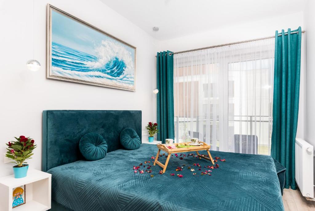 Sypialnia z łóżkiem dwuosobowym w apartamencie Anielskie Wakacje