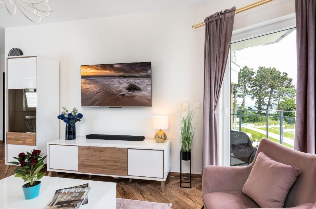 Salon apartamentu Anielskie Wakacje z wyjściem na balkon